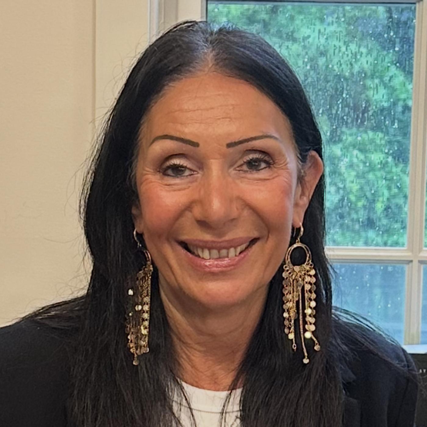 Close Up Radio Spotlights Author Laura Stinziano