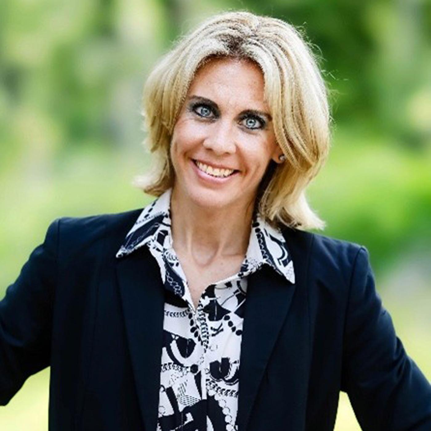 Close Up Radio Spotlights Stef Llewellyn of Healthcare Workforce Consulting and Garnish Your Life